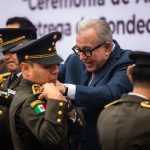 Asiste el gobernador Rocha a ceremonia de ascensos de personal militar