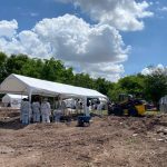 Por tercer día consecutivo, personal forense trabaja en la recuperación de cuerpos de la fosa común del Panteón 21 de Marzo, en Culiacán