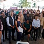 Gobernador Rocha Moya da certeza jurídica a familias de El Ranchito, al entregarles escrituras de sus viviendas