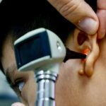 Otorga Beneficencia Pública vibradores óseos a pacientes con problemas auditivos